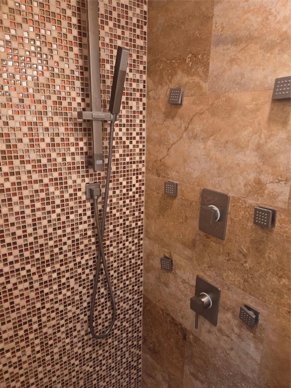 COMMODORE PLAZA - Residential