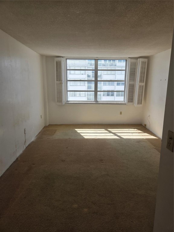 COMMODORE PLAZA - Residential