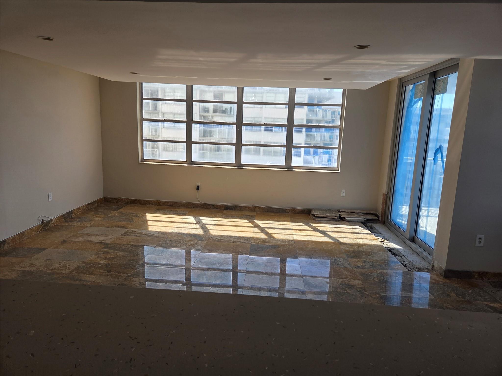COMMODORE PLAZA - Residential