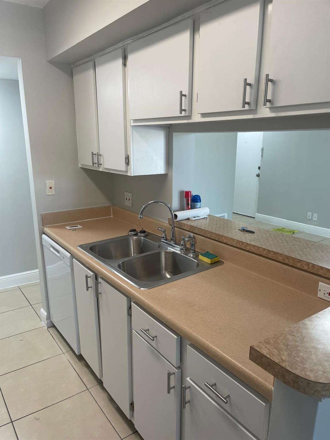 Beautiful 1/1 corner Unit in a gated Community. Recently painted, corner unit , tile throughout the unit, Full size washer and dryer inside the unit. new microwave. view to the pool, screeend balcony with view to condominium access. Located close to the major roads (Turnpike and Sawgrass and commercial Blvd).
Sun Vista Gardens has a pool and Jacuzzi, Gym, Tennis and basketball court.
EASY TO SHOW ! click on show assit . as per assocaiton , no application is needed.