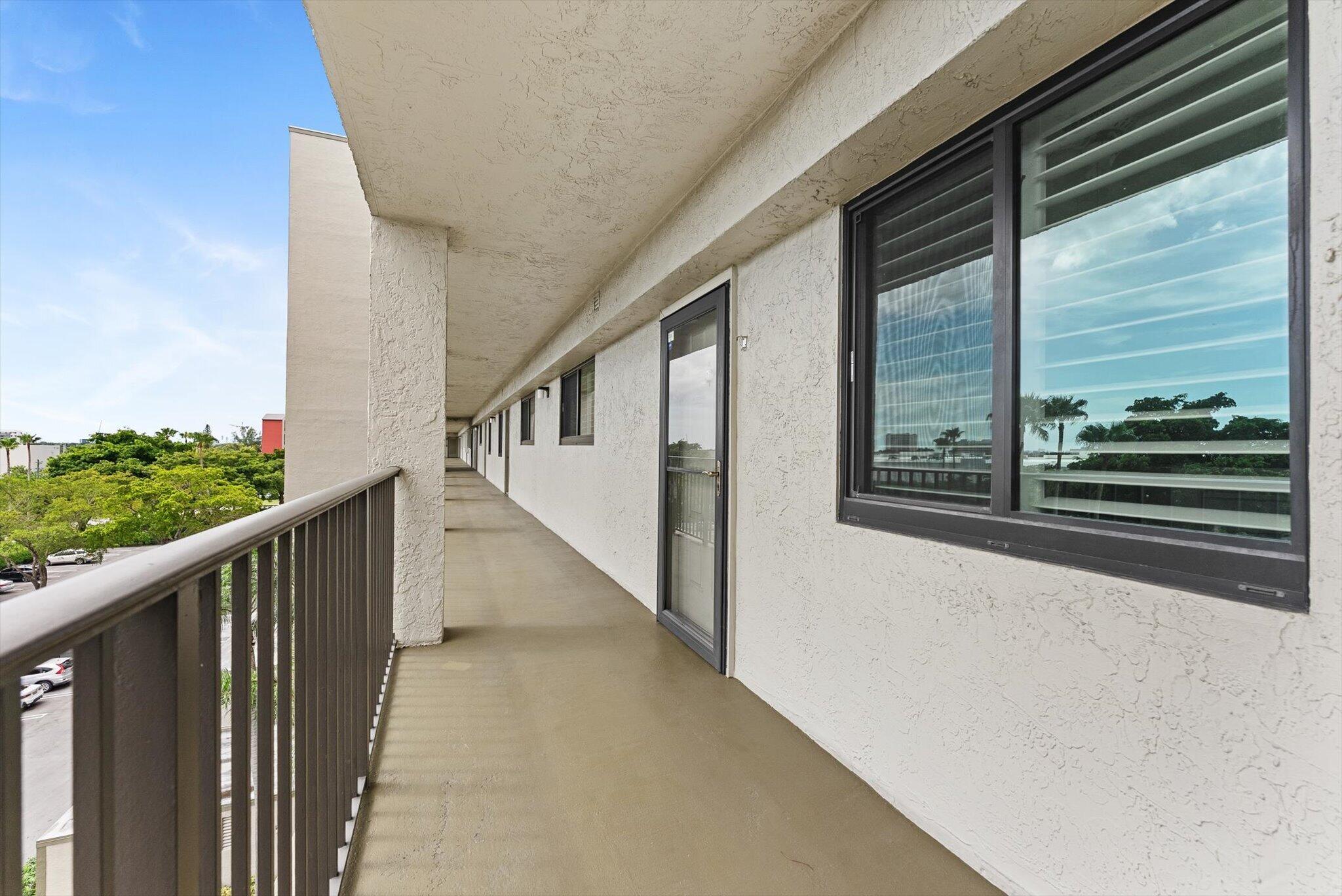 2112 S CYPRESS BEND Drive 607
