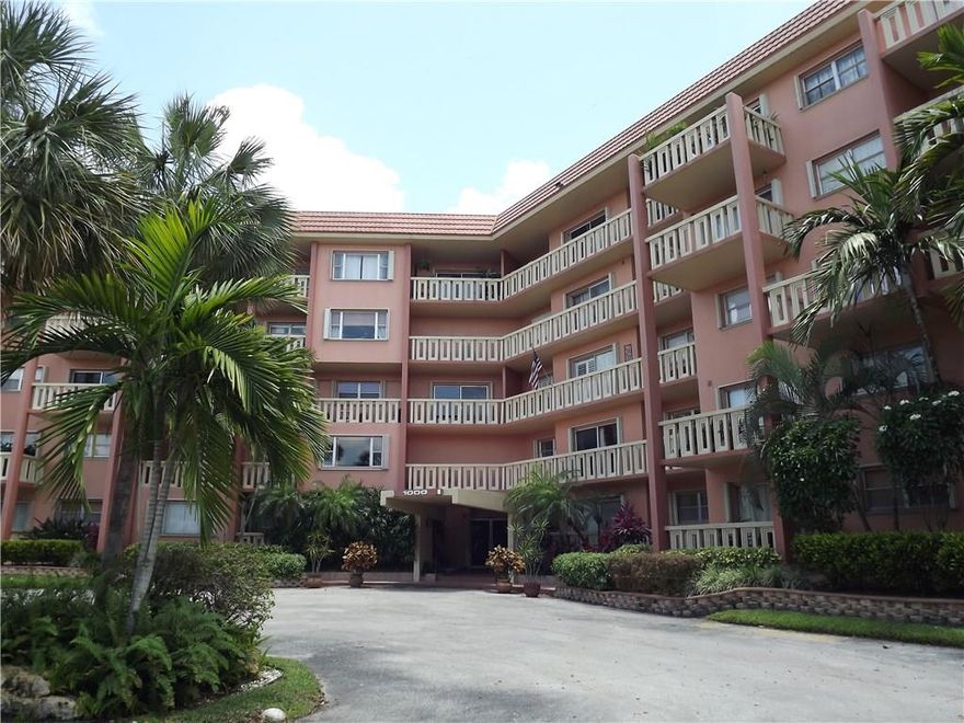 CORNER MODEL - 2/2 WITH UPDATED KITCHEN & BATHS WITH GRANITE COUNTERTOPS, "TRAVERTINI" TILE FLOORS, CROWN MOLDINGS, HUNTER DOUGLAS SHADES, CUSTOM ELFA/CEDAR CLOSETS, FRESH PAINT, NEWER WATER HEATER, NEW ELECTRICAL PANEL, WASHER/DRYER HOOK UP IN THE UNIT!  GATED WATERFRONT COMMUNITY WITH 24 HR SECURITY, HEATED POOLS, TENNIS, EXERCISE RM & KAYAK RACKS.  2 PETS UNDER 20 LBS OK, DOCKAGE TO 50' AS AVAILABLE.  GREAT CENTRAL LOCATION NEAR DOWNTOWN/LAS OLAS, RESTAURANTS, BEACHES, SHOPPING & ALL MAJOR EXPRESSWAYS.