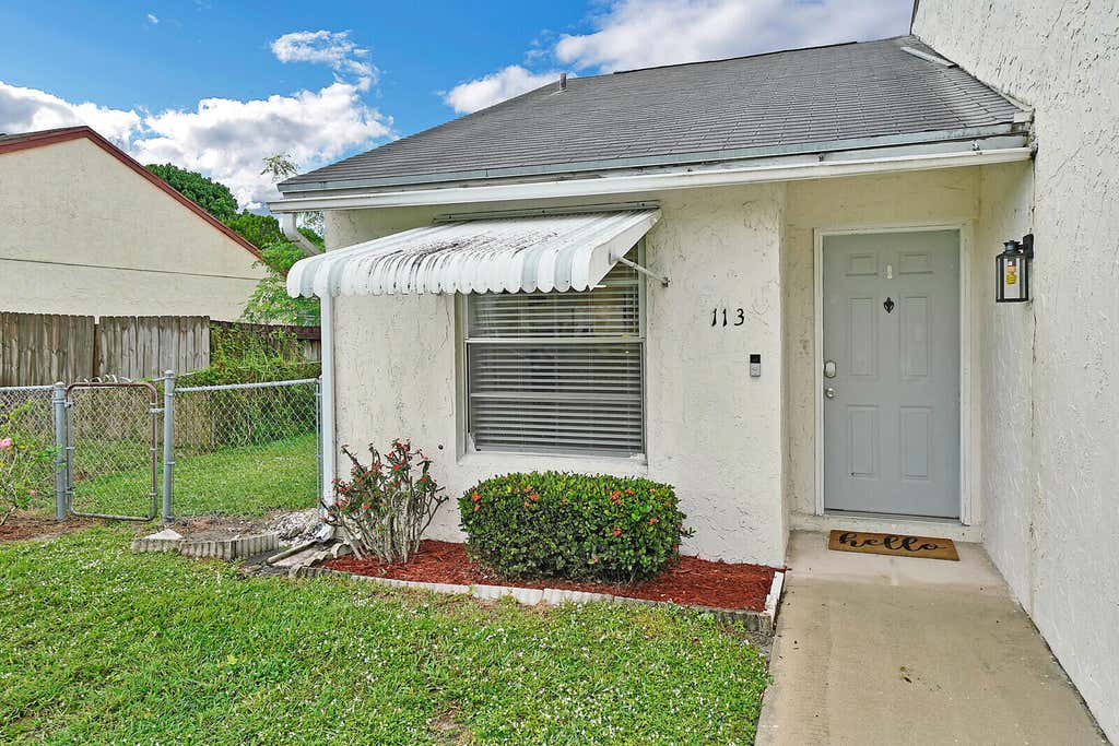 Photo of 113 PINEWOOD Court, Jupiter, FL 33458 (MLS # B26056751)
