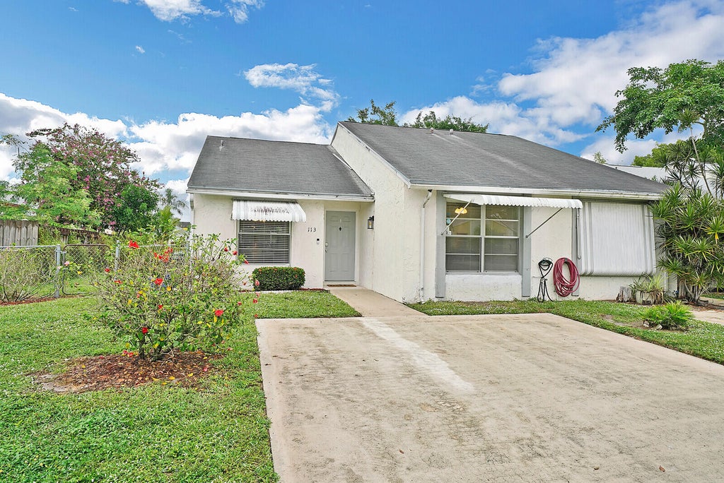 Photo of 113 PINEWOOD Court, Jupiter, FL 33458 (MLS # B26056751)