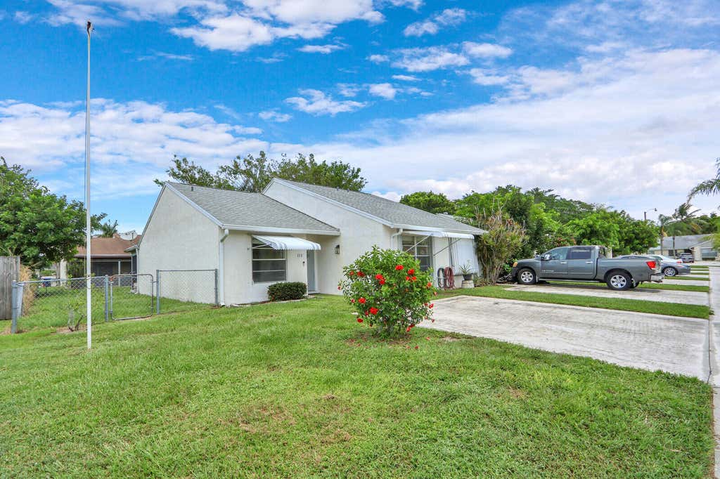 Photo of 113 PINEWOOD Court, Jupiter, FL 33458 (MLS # B26056751)