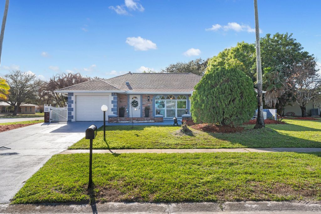 Photo of 154 NE Hemet St, Port Saint Lucie, FL 34983 (MLS # B26000152)