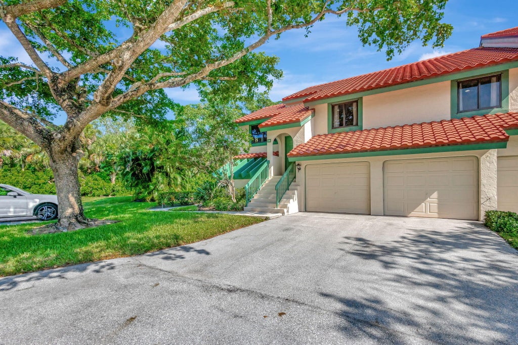 Photo of 18 Lexington Lane W #E, Palm Beach Gardens, FL 33418 (MLS # R10998285)