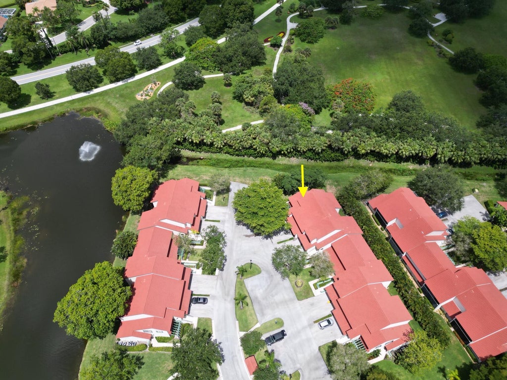 Photo of 18 Lexington Lane W #E, Palm Beach Gardens, FL 33418 (MLS # R10998285)