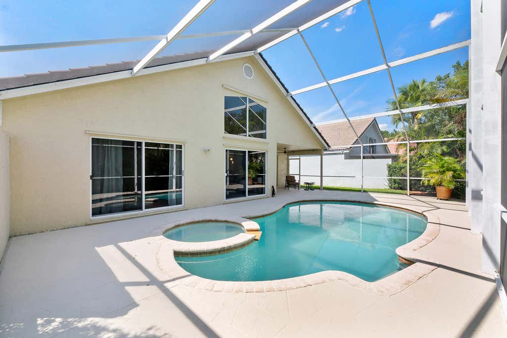 Photo of 2016 Island Circle, Weston, FL 33326 (MLS # B26052501)