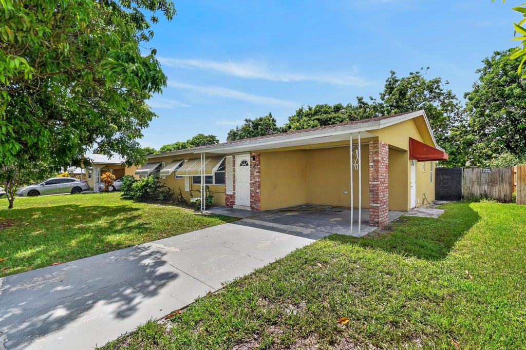 Photo of 2109 NE 1st Street, Boynton Beach, FL 33435 (MLS # B26079668)