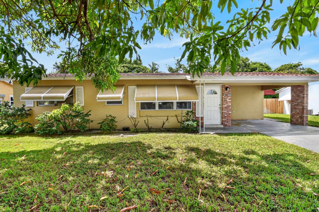 Photo of 2109 NE 1st Street, Boynton Beach, FL 33435 (MLS # B26079668)