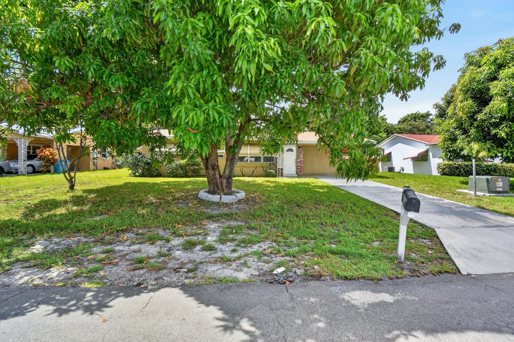 Photo of 2109 NE 1st Street, Boynton Beach, FL 33435 (MLS # B26079668)