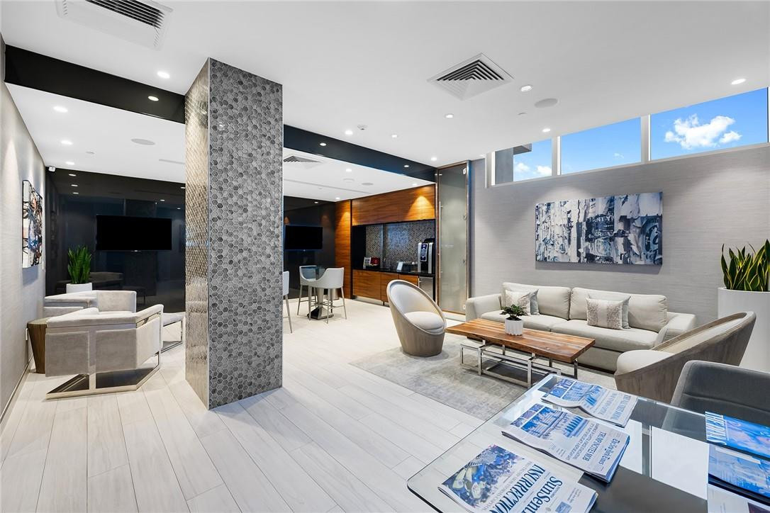 PARAMOUNT - Residential Lease