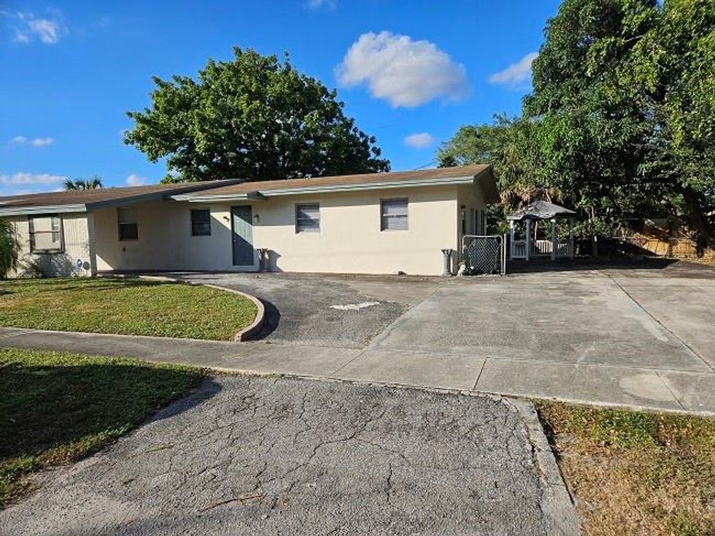 Photo of 670 SW 28th Terrace, Fort Lauderdale, FL 33312 (MLS # F10478746)