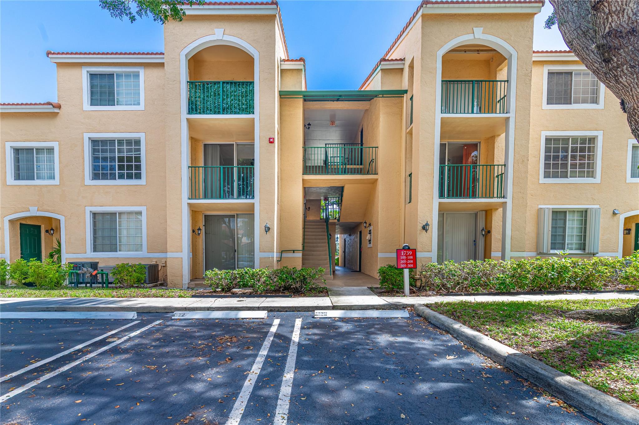 1 Bedroom / 1 Bathroom condo situated in the peaceful, gated community of Milano Luxury Condominiums. Residents can enjoy a variety of amenities such as a swimming pool, fitness center, tennis court, children’s playground, picnic areas, and a clubhouse. Conveniently located close to Palm Beach Outlets, downtown West Palm Beach, great dining options, I-95, and Palm Beach International Airport. Water service is included.