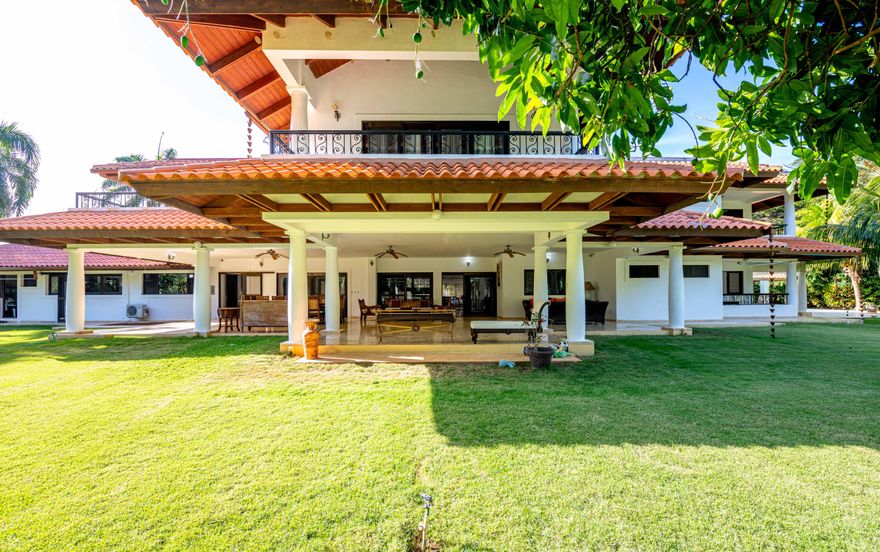 Walking distance to the beach, great location! Spacious areas to enjoy with family or friends. Plenty of rooms for everyone.