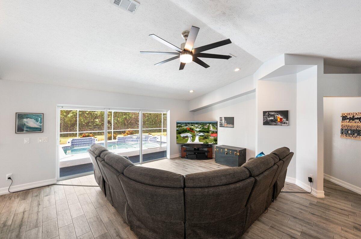 1261 SW Fox Court, Port St Lucie, FL, 34953/$425,000 4 1261 SW Fox Court