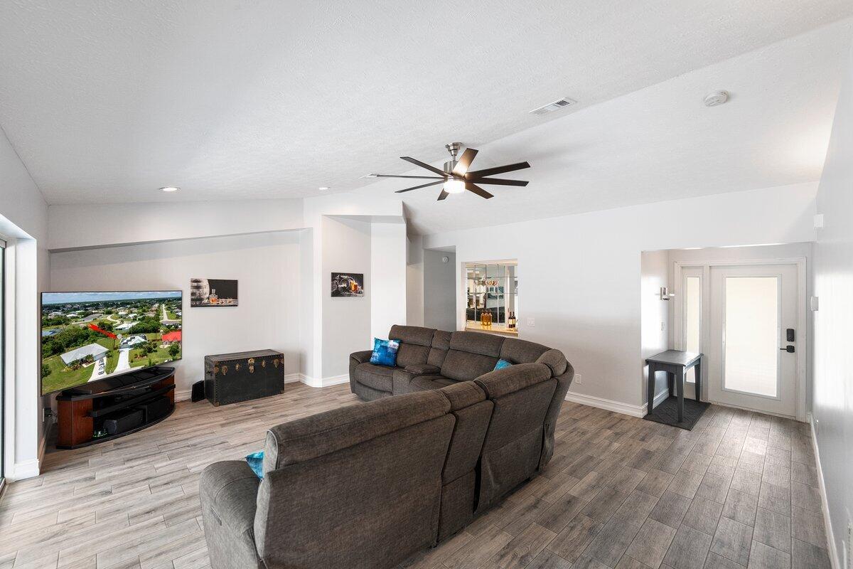 1261 SW Fox Court, Port St Lucie, FL, 34953/$425,000 3 1261 SW Fox Court