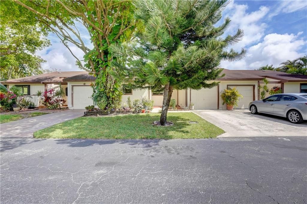 Photo of 3 Mayfair Lane, Boynton Beach, FL 33426 (MLS # F10329457)