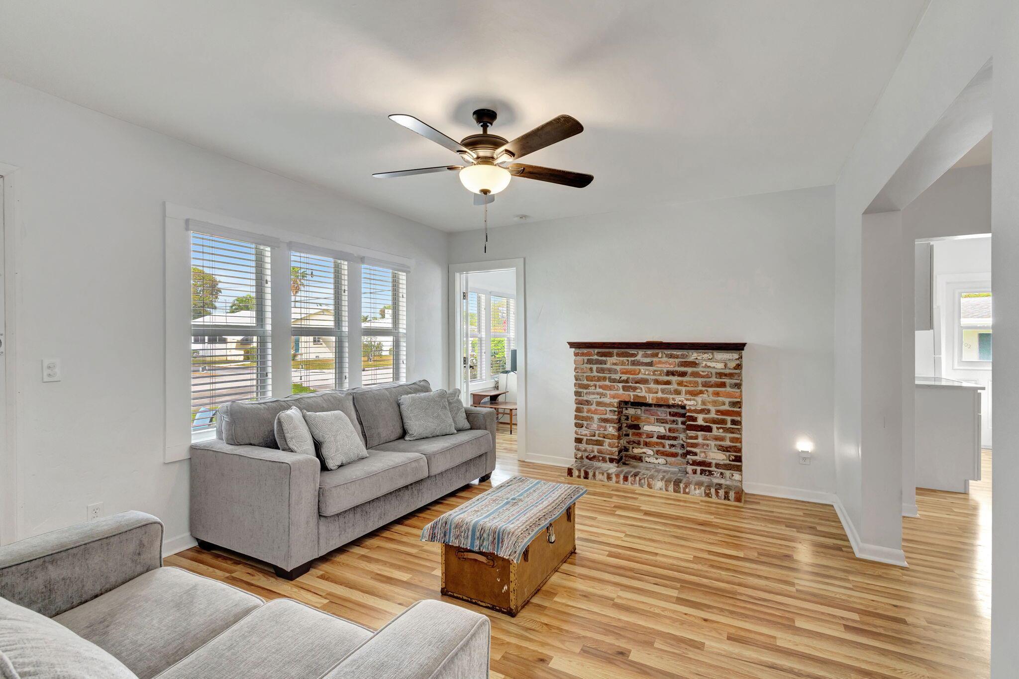 1132 N Palmway