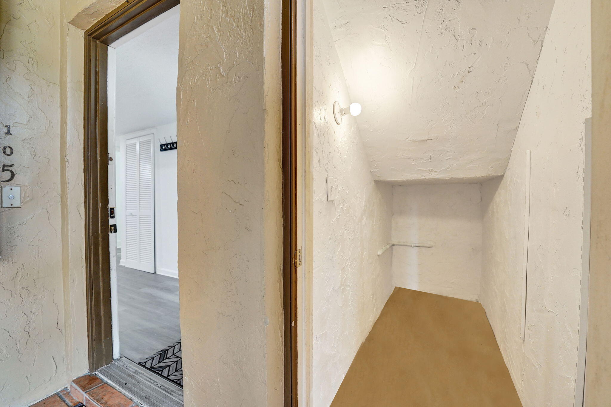 310 Lakeview Drive 105, Weston, FL, 33326/$281,900 2 310 Lakeview Drive 105