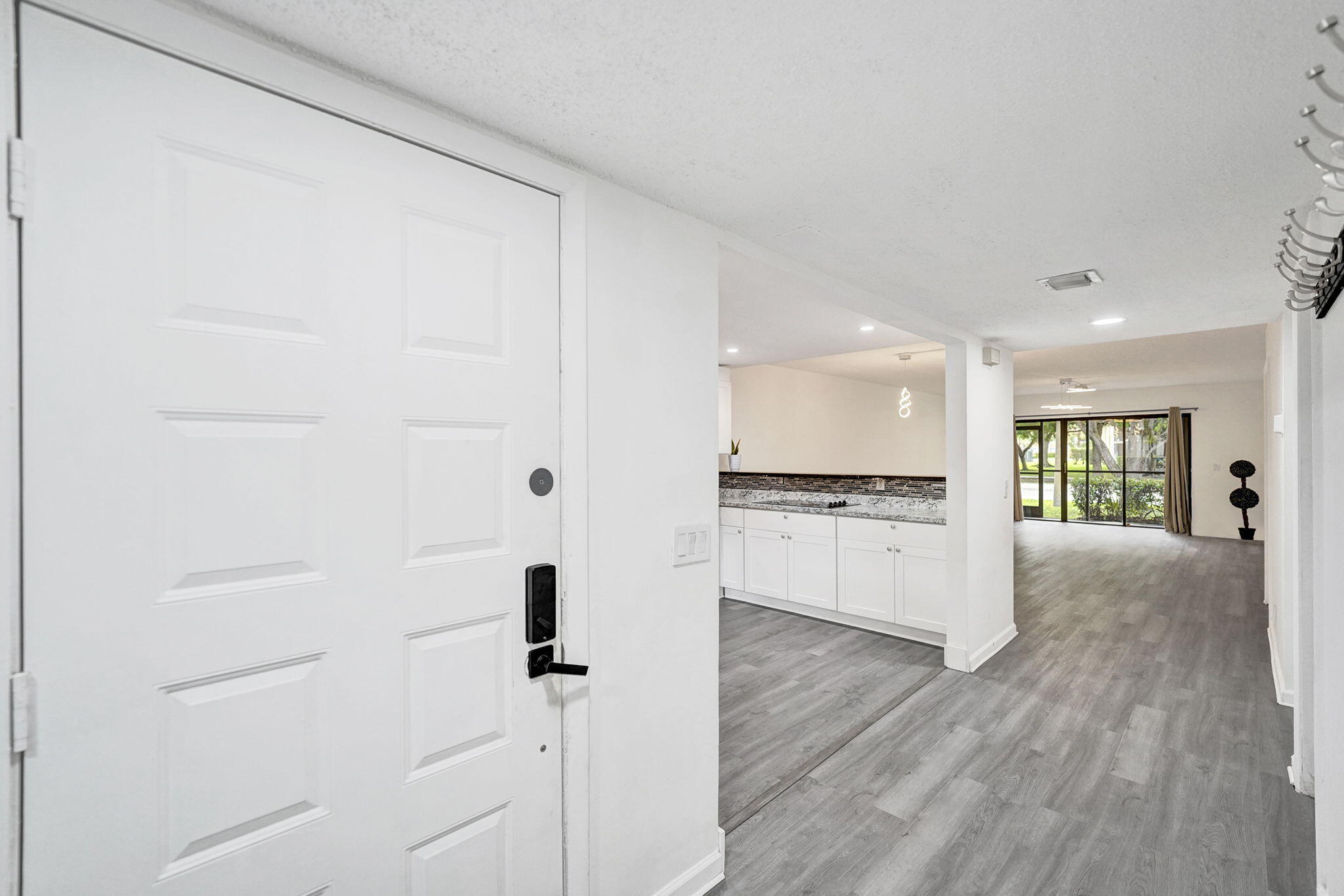 310 Lakeview Drive 105, Weston, FL, 33326/$281,900 3 310 Lakeview Drive 105