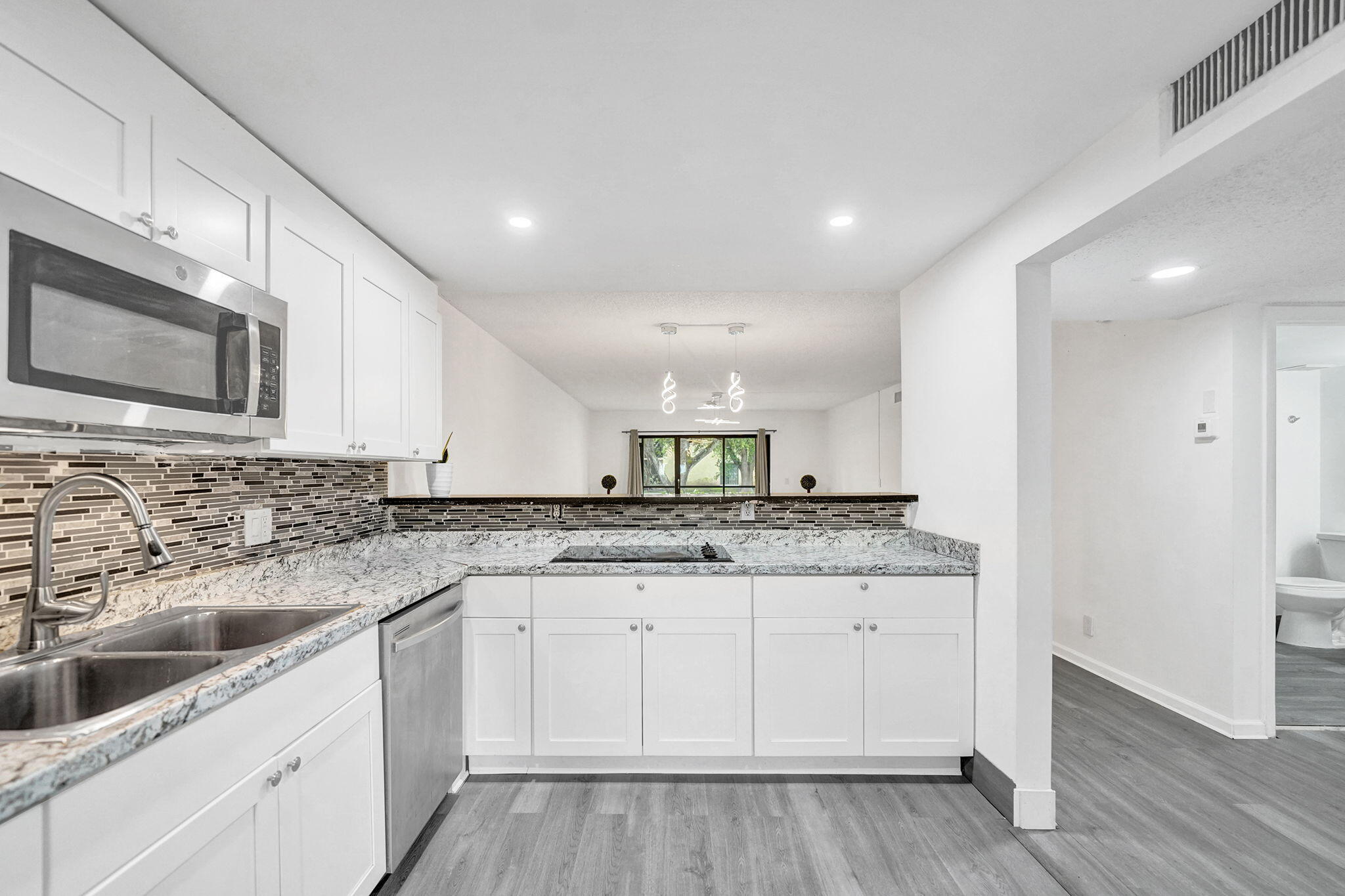 310 Lakeview Drive 105, Weston, FL, 33326/$281,900 4 310 Lakeview Drive 105