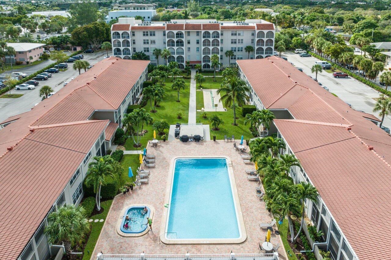 WELL PRICED EAST BOCA 2 BED 2 BATH CORNER UNIT IN 55+COMMUNITY. CLOSE TO SHOPPING AND DINNING