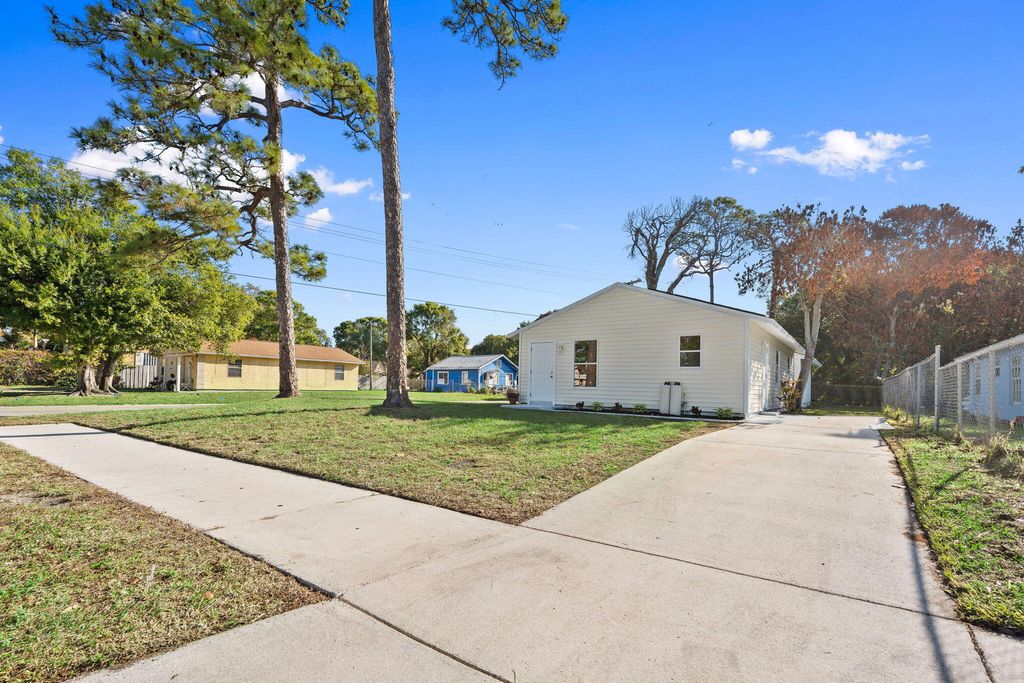 Photo of 210 N 22nd Street, Fort Pierce, FL 34950 (MLS # B26003503)