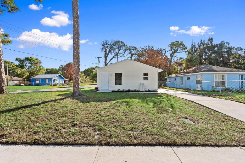 Photo of 210 N 22nd Street, Fort Pierce, FL 34950 (MLS # B26003503)