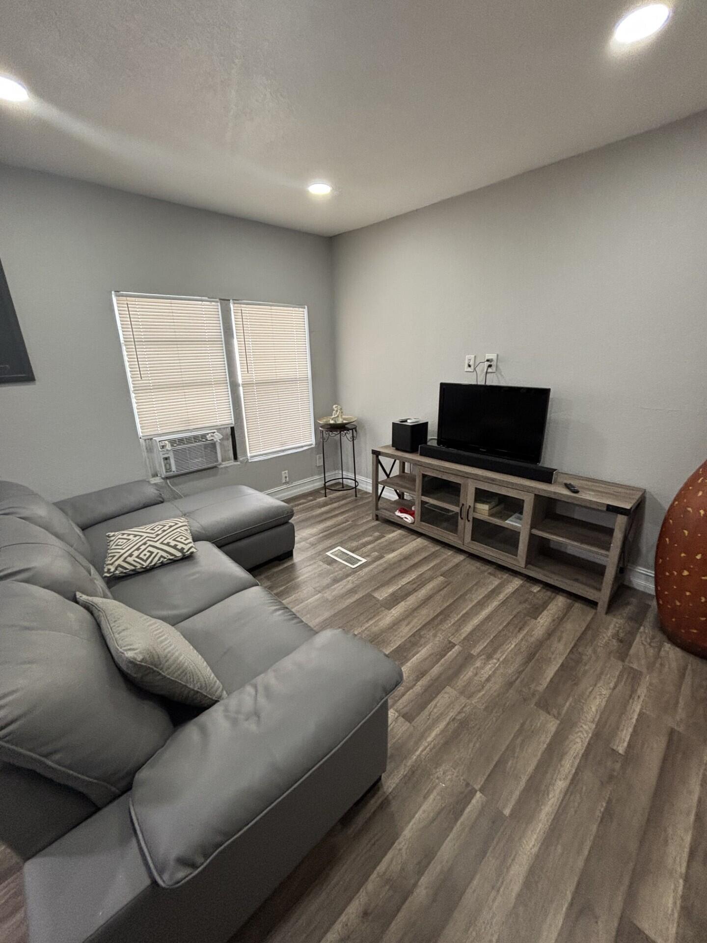 DEERFIELD LAKE - Residential