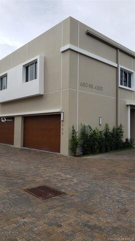 FLORANADA CENTER - Residential Lease