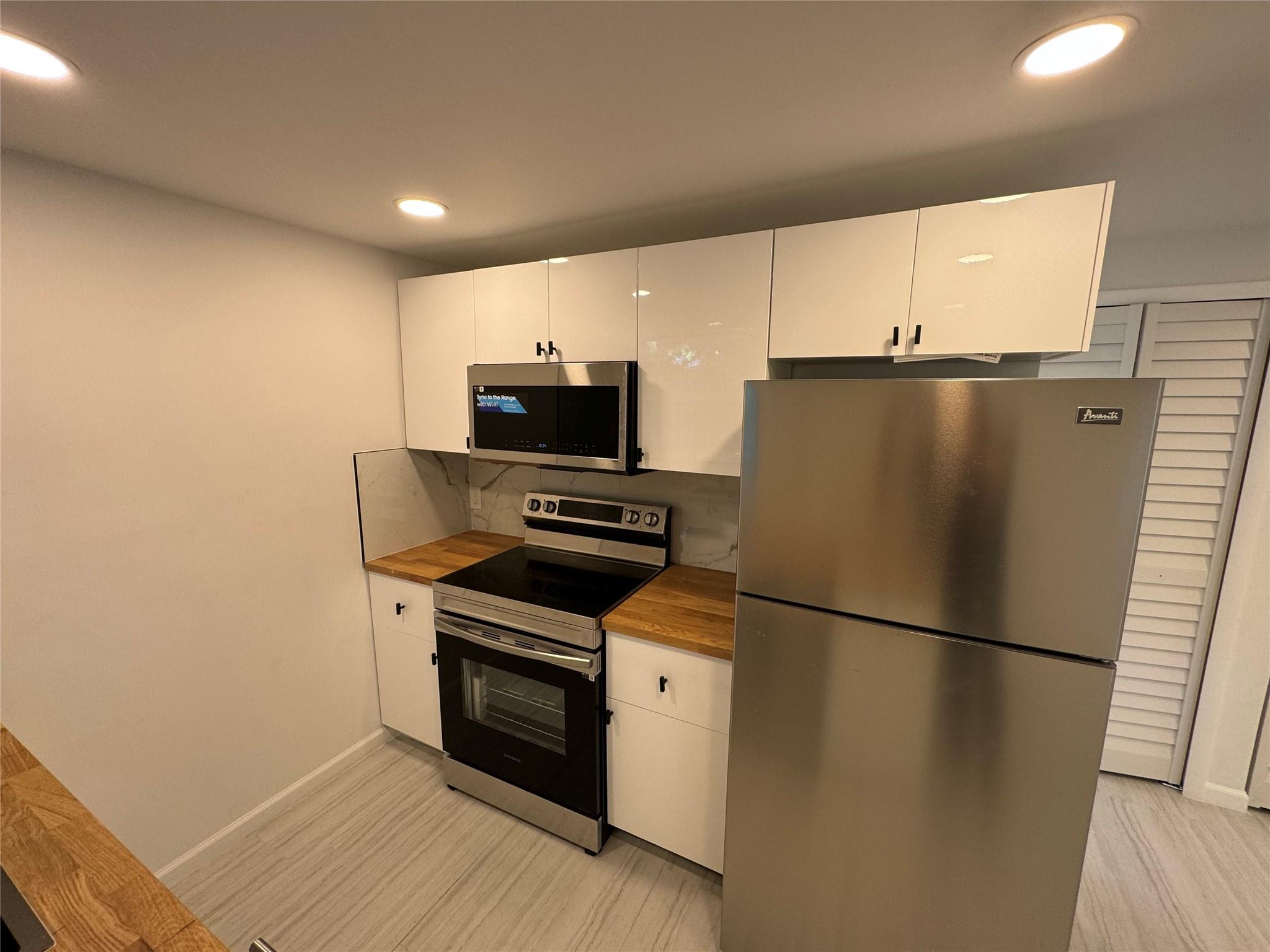 This beautifully renovated 1-bedroom, 1-bathroom apartment offers modern living with high-end finishes throughout. Enjoy the convenience of an in-unit washer and dryer, perfect for added comfort. The updated kitchen and stylish bathroom create a cozy yet sophisticated space. Located in a prime area, this apartment is ideal for anyone seeking both luxury and convenience. The price included water and 2 park space.