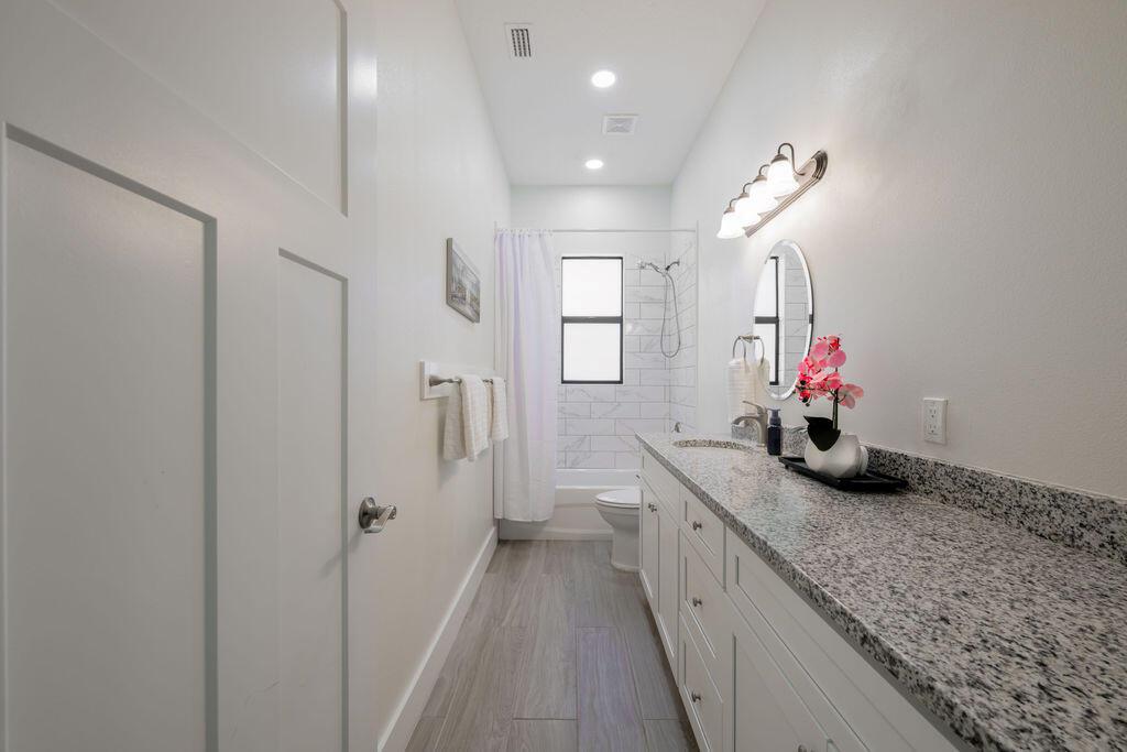 COUNTRY CLUB POINTE - Residential Lease