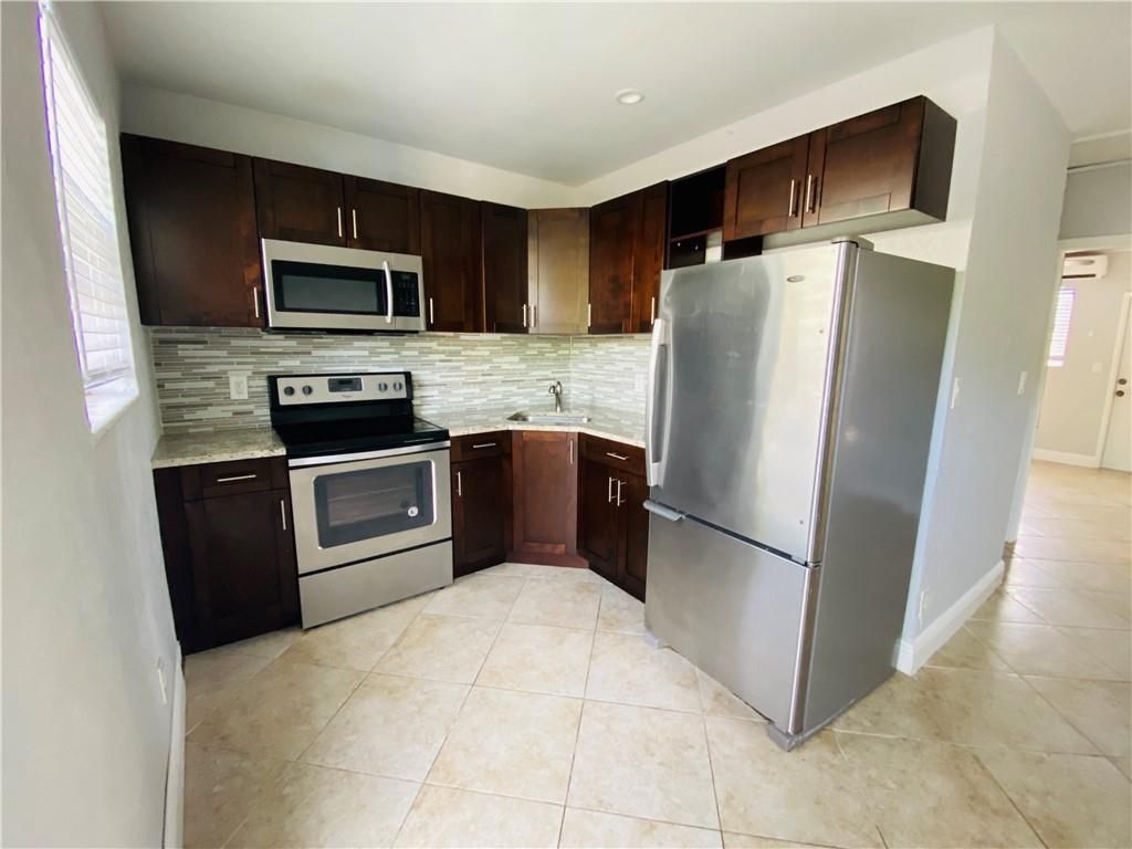 Photo of 214 SW 15 St #2, Fort Lauderdale, FL 33315 (MLS # F10365918)
