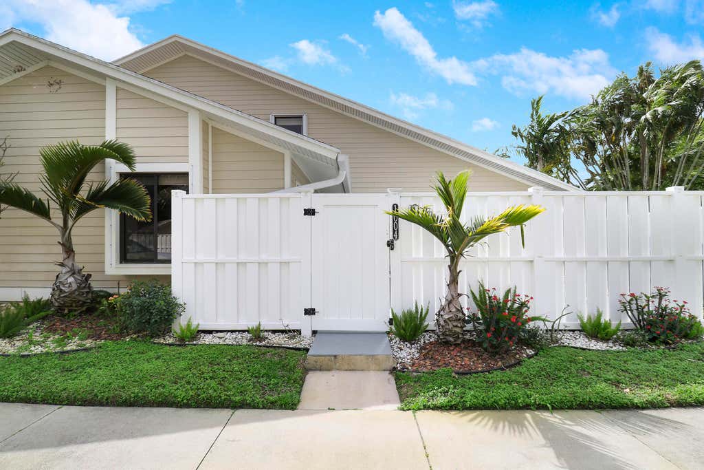 Photo of 1004 Summerwinds Lane, Jupiter, FL 33458 (MLS # R11068555)