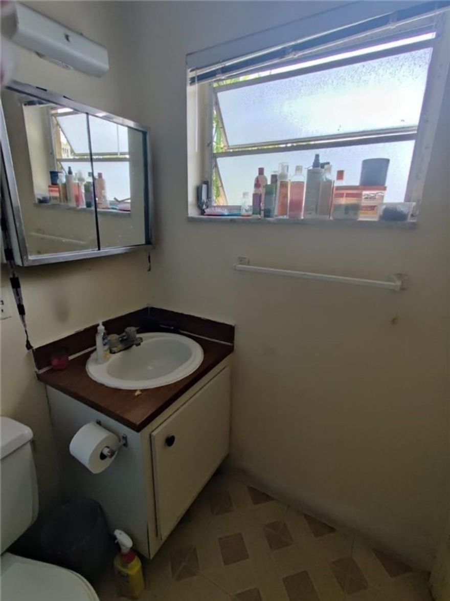 Cute unit and great investment. This unit will not last it's located in a well sought out community with all the amenities. They have a gated pool, 2 tennis courts, racquetball court, gym, restrooms and a pavilion. Enjoy opening your door to the lush green yard with bbq/picnic areas. There are 4 community laundry rooms and a back gate giving you access to the shopping center behind. You can get to the beach within 10 minutes with quick access to I-95 and close to the turnpike.