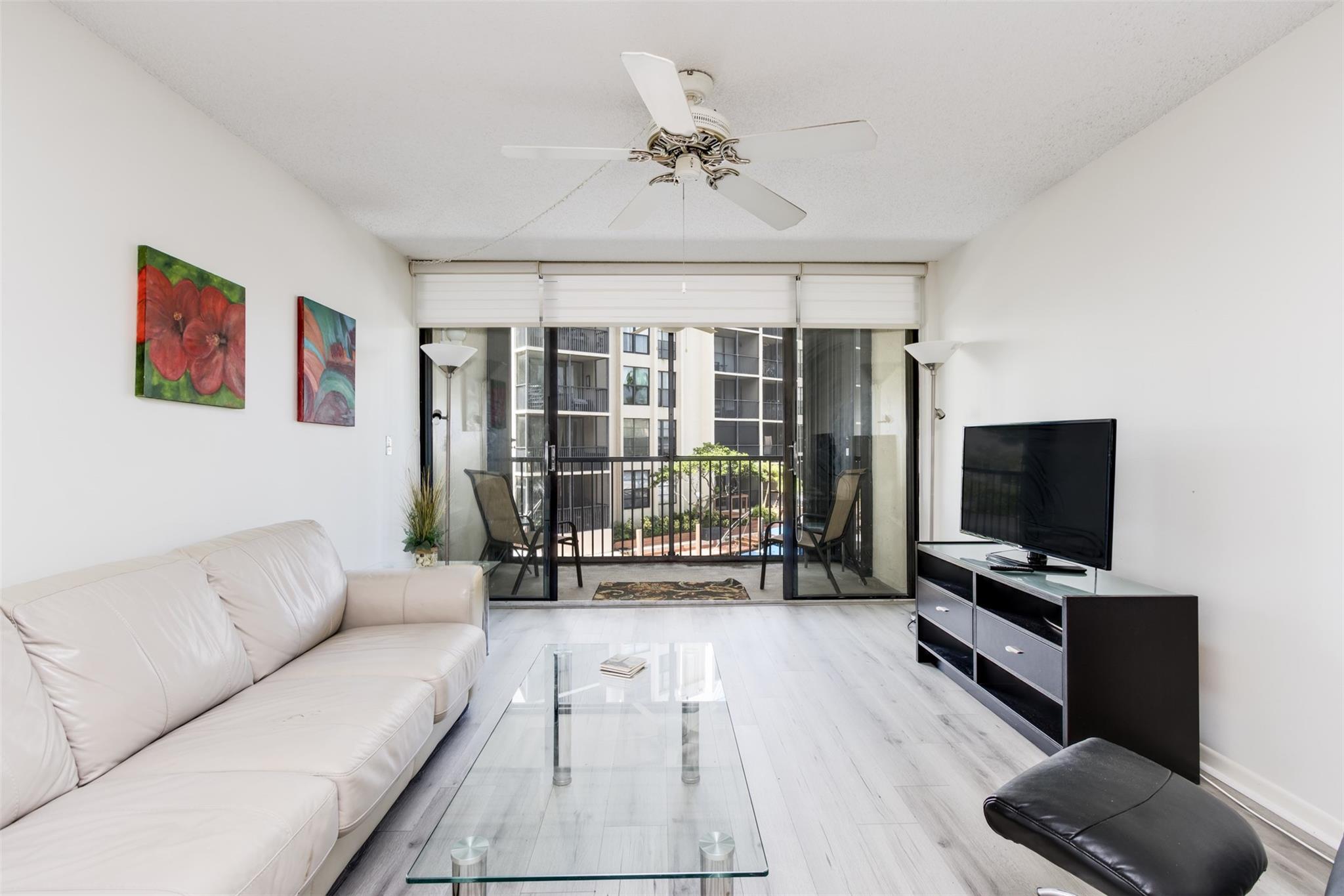 20 Royal Palm 202, Boca Raton, FL, 33432/$329,999 4 20 Royal Palm 202