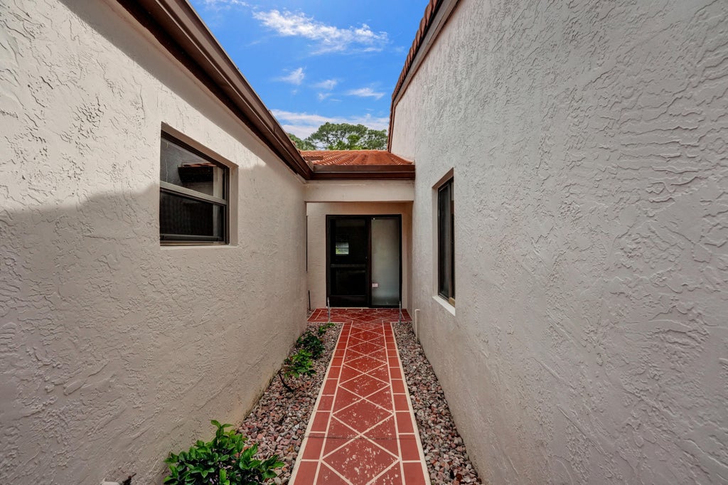 Photo of 6080 Kings Gate Circle, Delray Beach, FL 33484 (MLS # R10965395)