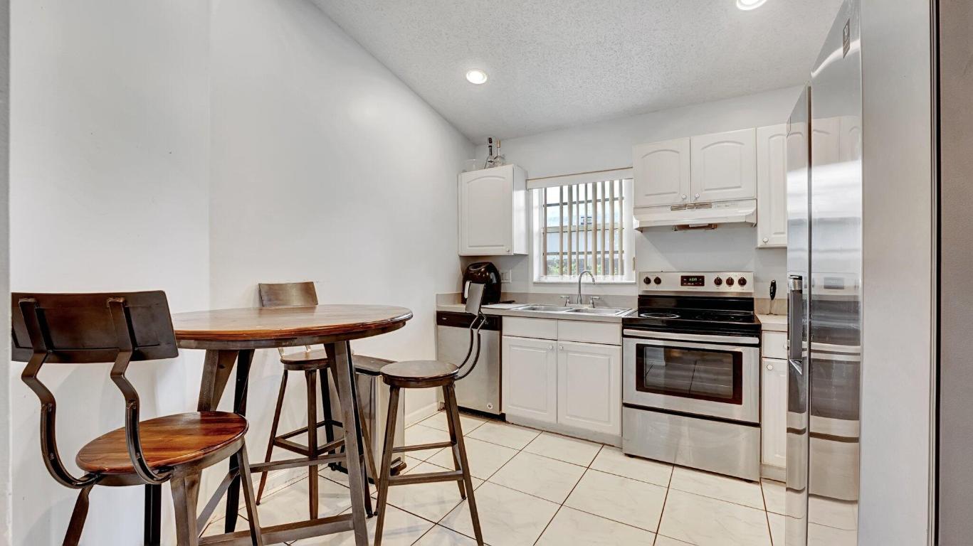 TOWN OF DELRAY S 50 FT OF N 200 FT OF W 120 FT OF - Residential