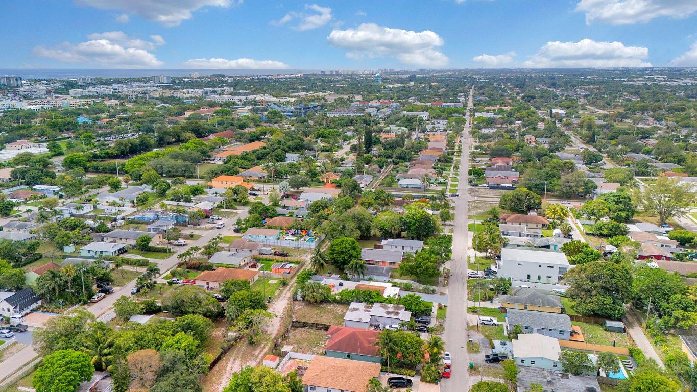 TOWN OF DELRAY S 50 FT OF N 200 FT OF W 120 FT OF - Residential