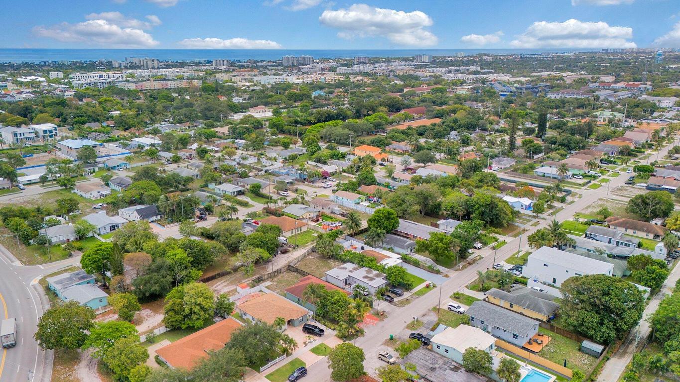 TOWN OF DELRAY S 50 FT OF N 200 FT OF W 120 FT OF - Residential