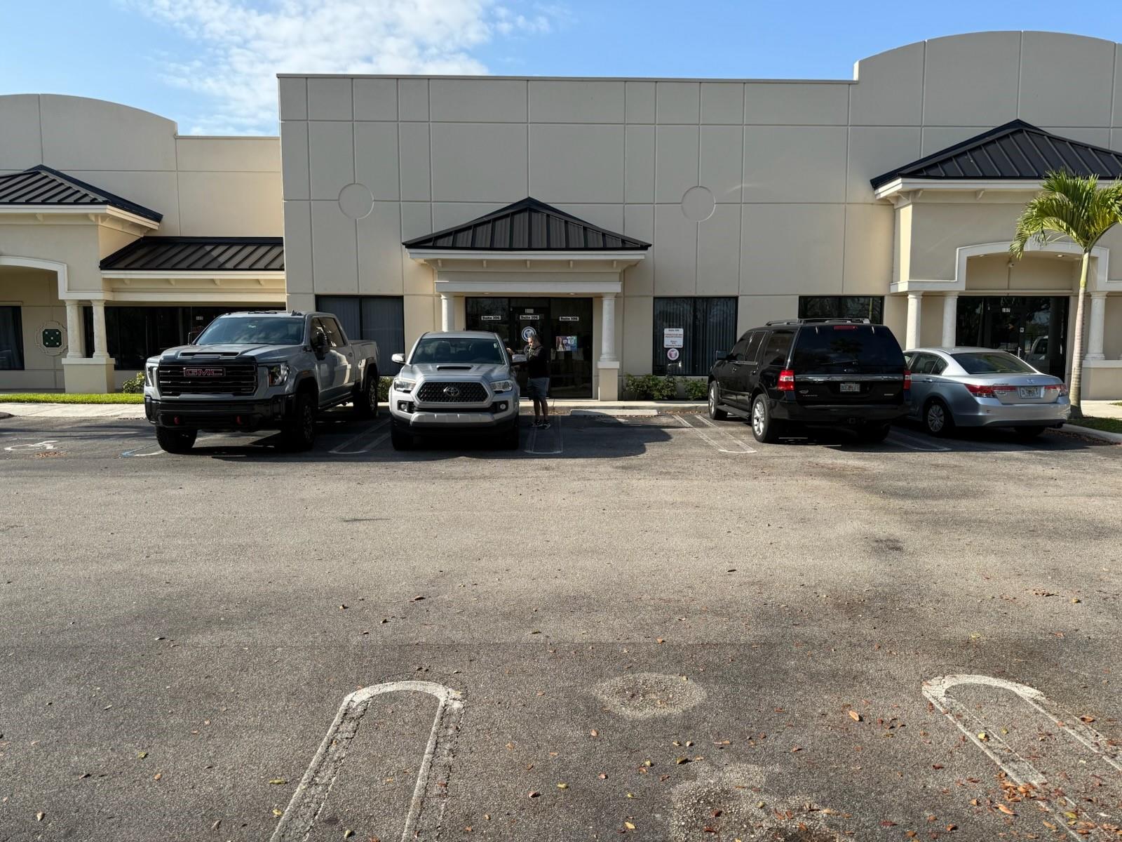 3510 sq/ft....900 office 2610 warehouse.....Office and Warehouse Under Air.....
Under a mile to Sawgrass Expressway......Entire Space for lease possible shared space
if interested, Presently vacant. Parking right in front with additional spaces in rear.......
Roll Up Garage Door......