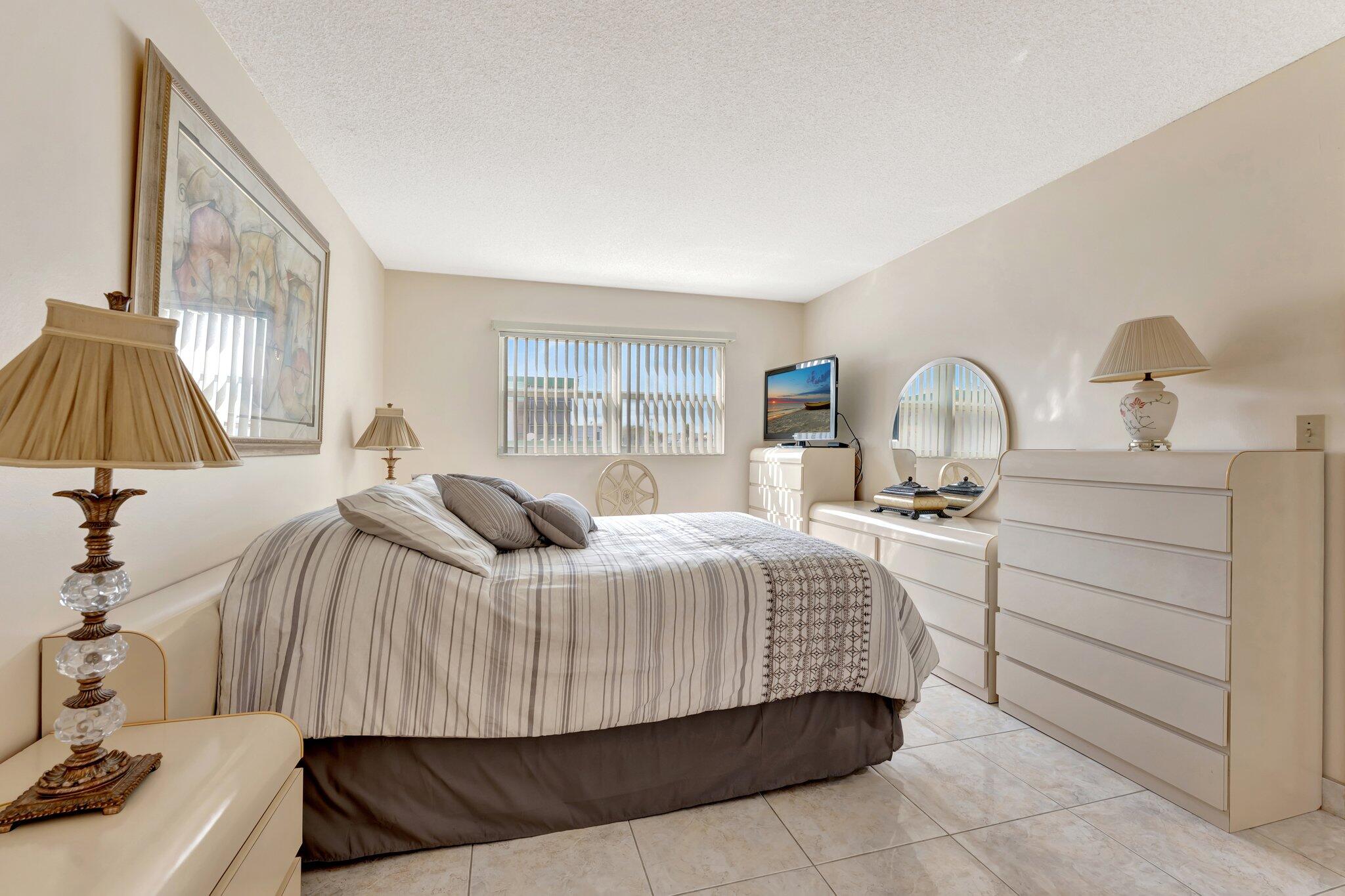 HAMPTON GARDENS 2 CONDO - Residential