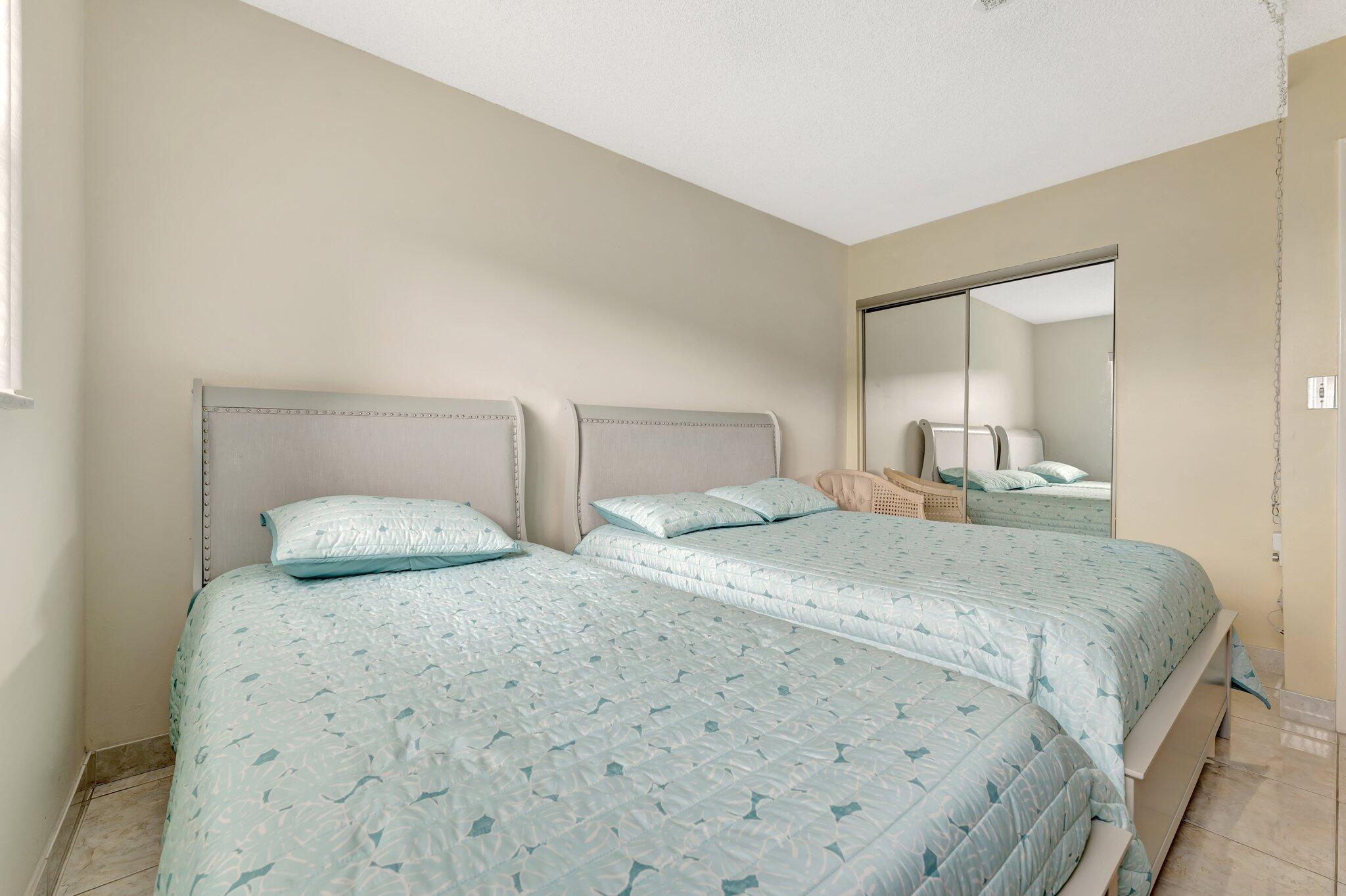 HAMPTON GARDENS 2 CONDO - Residential