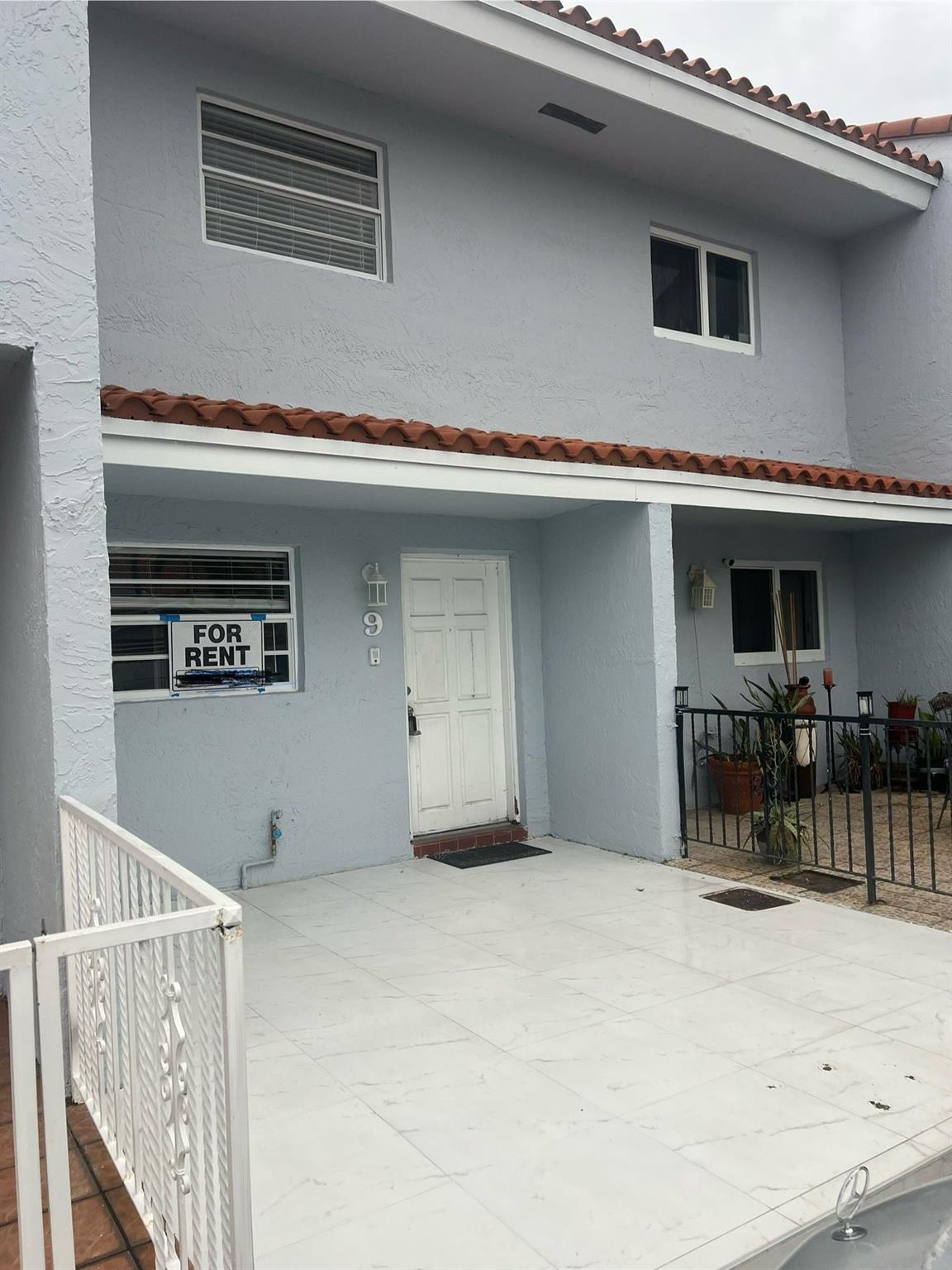 Townhouse 2 bedrooms 1.5 bathrooms with patio completely remodeled located in Sweetwater very close to the malls and 15 minutes from the airport has two spaces for cars one assigned and the other in guess parking.
Requirements: first month's rent and 2 months' deposit
call me or text me