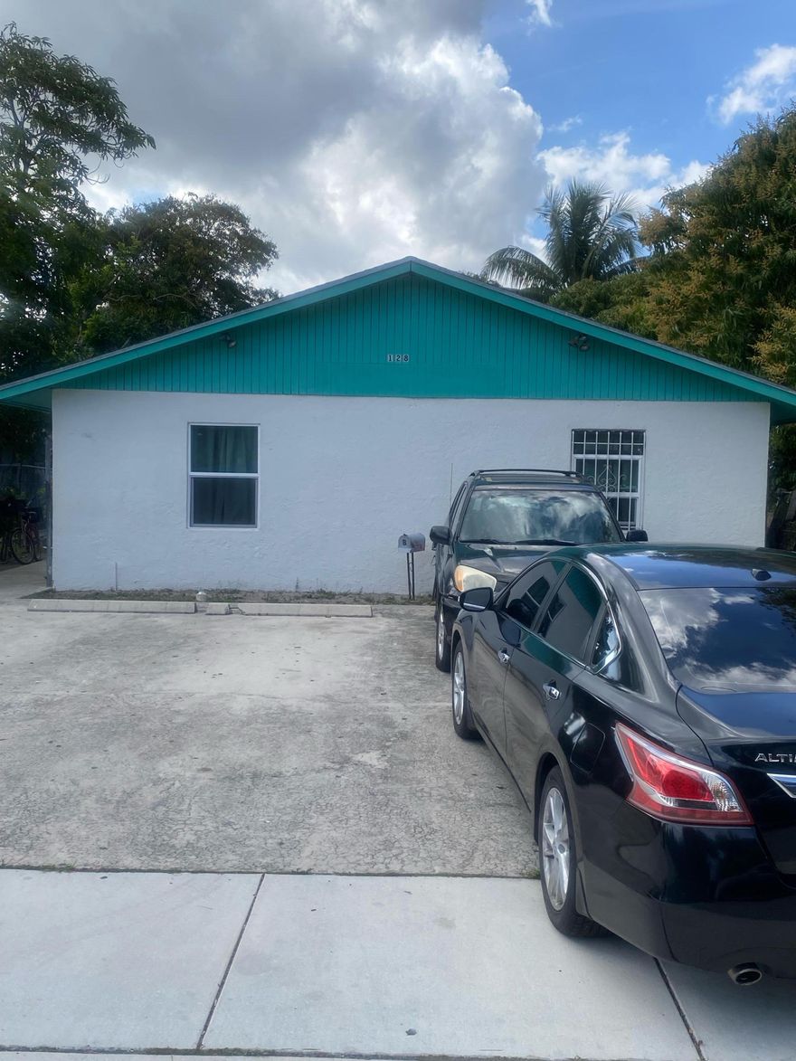 THIS A FANTASTIC INVESTMENT OPPORTUNITY FOR THOSE LOOKING INTO A LUCRATIVE MULTY-FAMILY PROPERTY IN THIS MARKET. THIS DUPLEX FEATURES 3/2 EACH UNIT AND ARE CURRENTLY TENANTS OCCUPIED. TENANTS MONTH TO MONTH. WITH ITS PRIME LOCATION CLOSE TO BEACHES AND STORES, THIS PROPERTY OFFERS BOTH CONVENIENCE AND COMFORT.