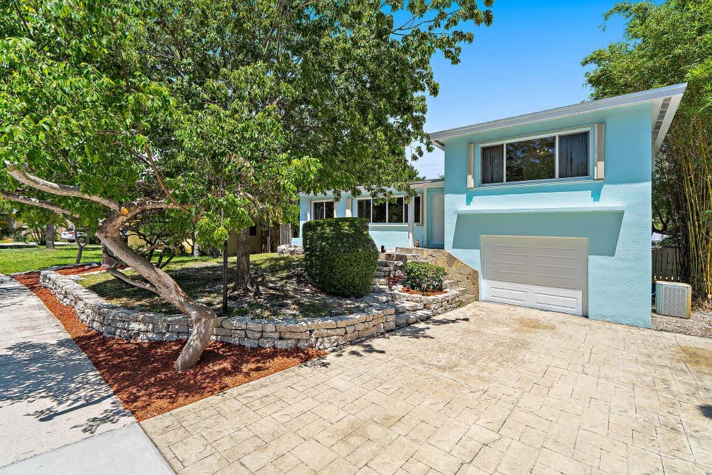 Photo of 1429 Crest Drive, Lake Worth, FL 33461 (MLS # B26047261)