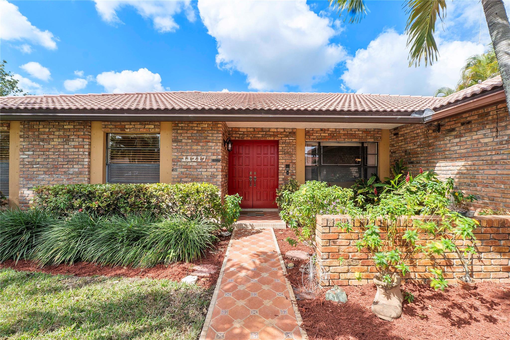 11217 NW 10TH Manor