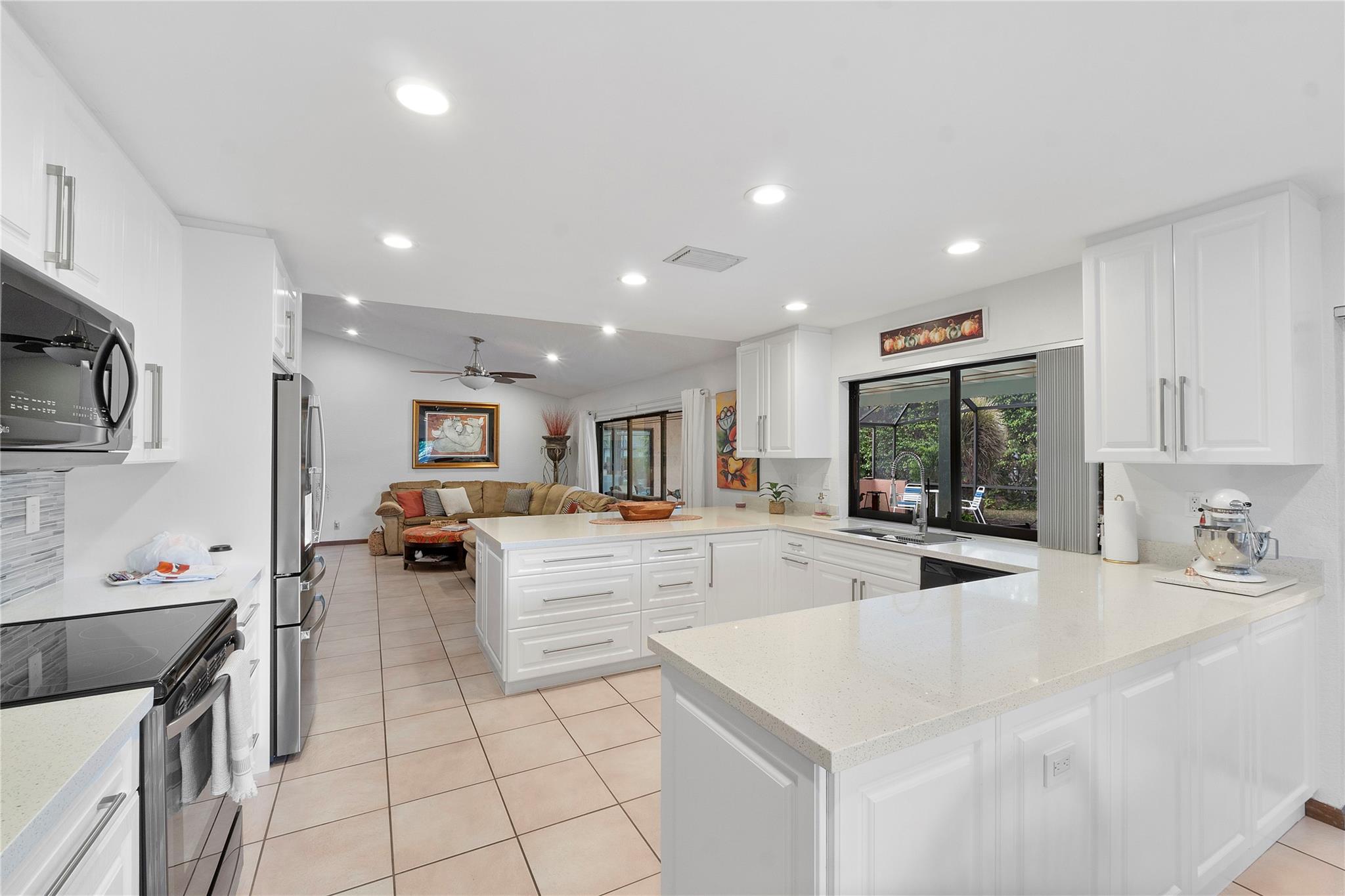 11217 NW 10TH Manor